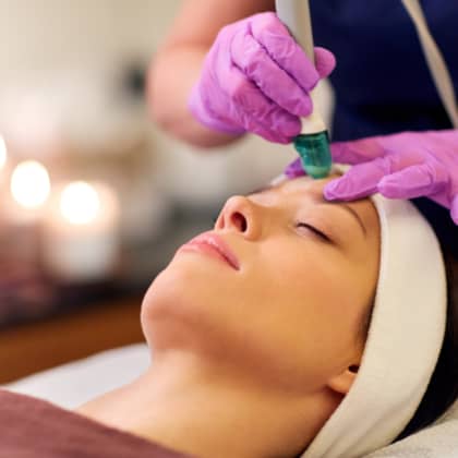 Frau liegend bei einer Hydra Face one Behandlung, die Behandlung wirkt hydratisierend, tiefenreinigend und erfrischend.